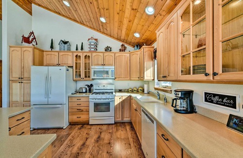 Hartsel Cabin | Harstel Cabin Vacation Rental w/ Deck!