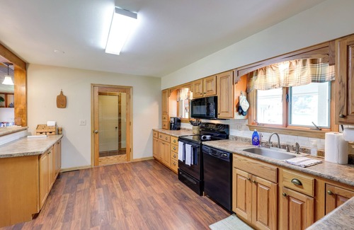 Hart House | Hart Haven w/Cozy Fireplace, Deck & Grill!