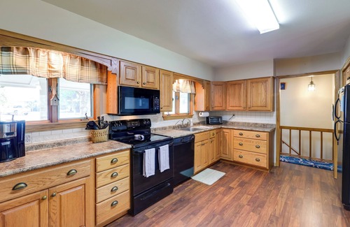 Hart House | Hart Haven w/Cozy Fireplace, Deck & Grill!