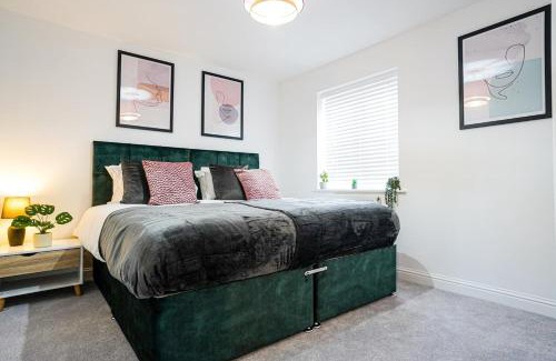 Witney House | Harvest Way House Shortlets