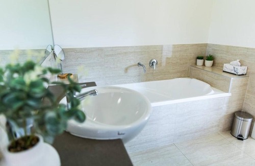 Ringwood House | Harvey a Stylish and Spacious Retreat in a Prime Location