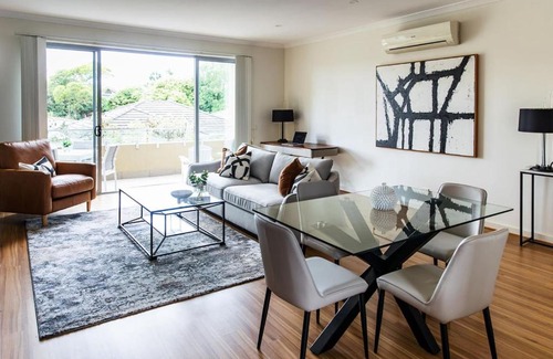 Ringwood House | Harvey a Stylish and Spacious Retreat in a Prime Location
