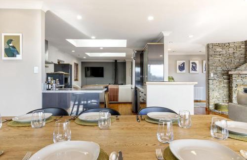 Waipahihi House | Harvey Lake House - stylish comfort with outdoor deck and lake views