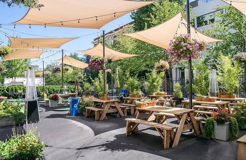 Goose Hollow Hotel | Hassle-Free Stay! 4 Relaxing Units, Onsite Pop-Up Cinema, Pets are Allowed!
