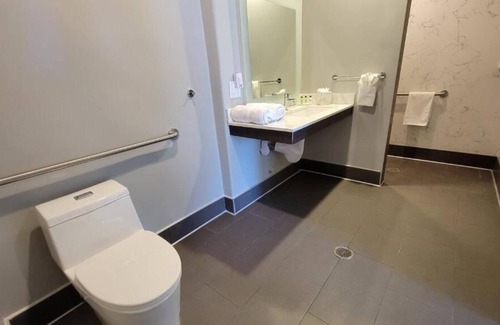 Newhall House | Hassle-free Stay! Minutes to Pruneridge Golf Club! FREE Parking On-site!