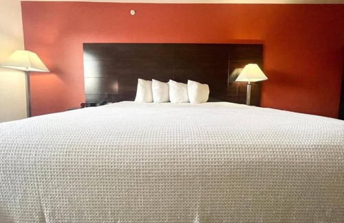 Cuero House | Hassle-free Vacation! w/ FREE Parking, Short Drive to Yoakum Heritage Museum