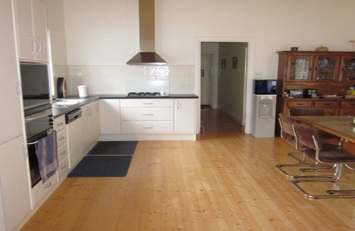 Rhyll House | Hastings Cottage by the Bay in Rhyll