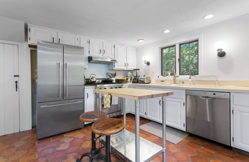 Bridgewater House | Hat Shop House: Charming Retreat in the Heart of New England. Family friendly.