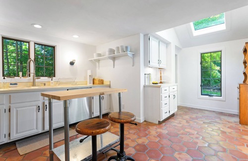 Bridgewater House | Hat Shop House: Charming Retreat in the Heart of New England. Family friendly.