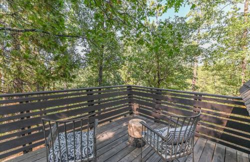 Hathaway Pines Apartment | Hathaway Hideaway Loft Apartment