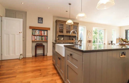 Shottery Cottage | HATHAWAY LANE, with open fire in Stratford-Upon-Avon