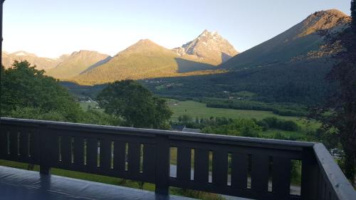 Isfjorden Apartment | Hatlen View