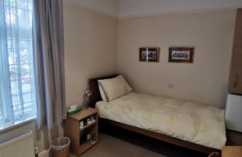 Camberley Bed & Breakfast | Hatsue Guest House