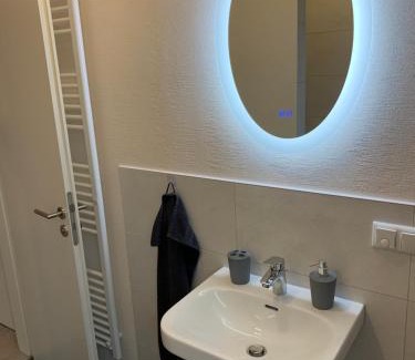 Geestgottberg Apartment | Haus Benz für 8 Personen - 4 Zimmer m. Dusche Vollausstattung 1km v. Wittenberge Baustelle A14 Parkplätze Grill Gemeinschaftsküche