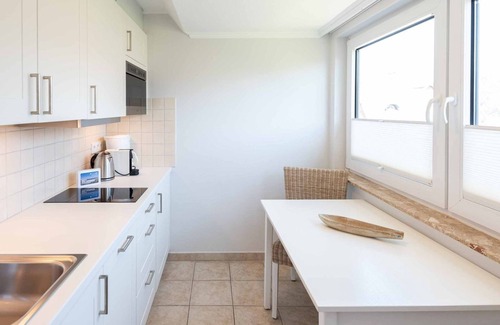 Wenningstedt-Braderup Apartment | Haus Weissenburg Whg. OG West - Beautiful 2-room vacation apartment close to the beach with