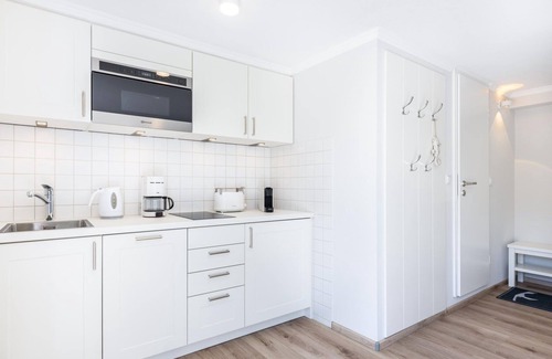 Wenningstedt-Braderup Apartment | Haus Weissenburg Whg. garden west - Top modern 2-room apartment near the beach