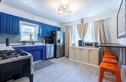 Evanston Apartment | Haus Of Hues: MDRN Bright Peaceful Private Apt