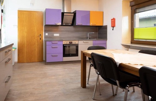 Wiebelskirchen Apartment | Haus Paula - vacation home, shower and bath, WC, 3 bedrooms