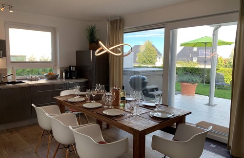 Muritz House | Haus Seeblick Comfort mit Kamin, Außen-whirlpool, Sauna und Eingezäunten Garten