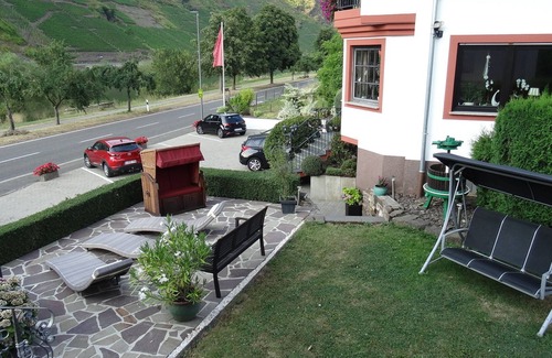 Ernst Apartment | Haus Weingarten vacation apartment "Romantik" with direct Moselle view