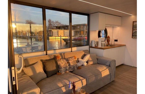 Barth Boat Rental | Hausboot Fjord HAVEN mit Biosauna in Barth