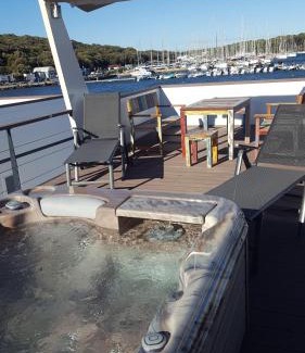 Vintijan Boat Rental | Hausboot - Floating House Sofia