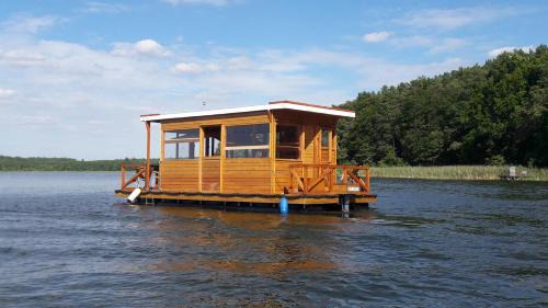 Wustrow Boat Rental | Hausboot/Floss