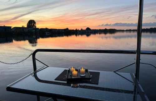 Lathum Boat Rental | Hausboot KOMET Luxus und Natur pur max 5 Pers