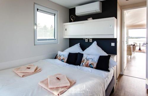 Ribnitz Boat Rental | Hausboot KranichNest