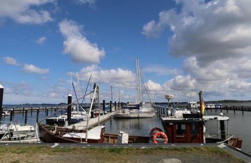 Knieper Nord Boat Rental | Hausboot Liliput