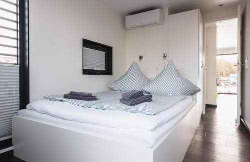 Peenemuende Boat Rental | Hausboot Paradise - LP9