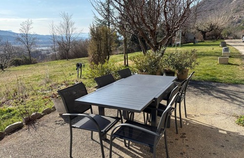 Vitrolles Apartment | Hautes-Alpes garden apartment with open view