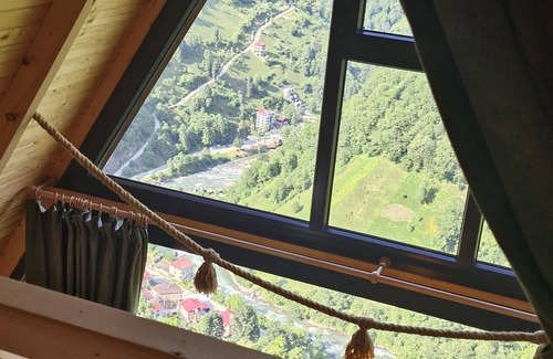 Ayder House | Havalı Süit Bungalov 2nMuhteşem manzaralı aile süiti. Ayder yaylasına 30 dakika.