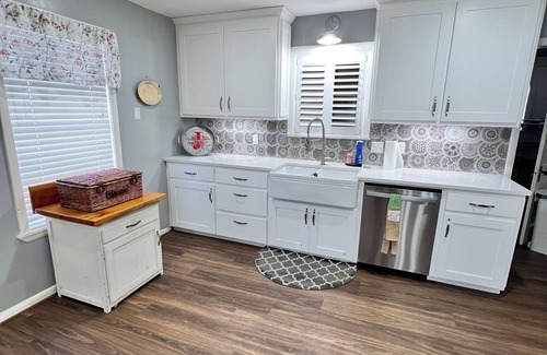 Waveland Cottage | Havana Day Dreamin - Near Blue Mtn Lake: Great guesthouse w/hot tub.