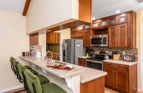 Blossoms Park House | Have Fun, Relax -Heated Pool, Hot Tub, Game Room, Fire Pit & Gym
