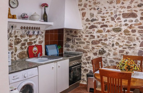 Estivella House | Have you been wanting to get away but not to a typical overrun resort? Estivella is the perfect plac