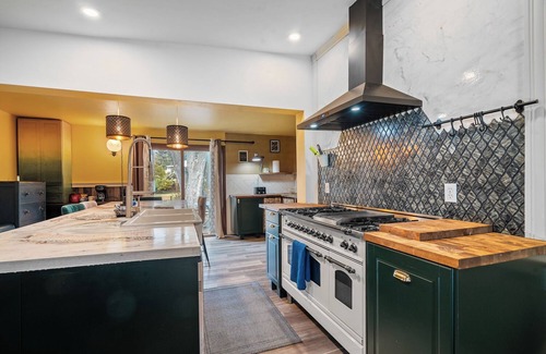 Green Bay House | Haven House Locust - Huge Backyard - Pet Friendly, 2 Bedroom 2 Bathroom