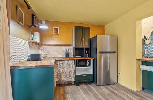 Green Bay House | Haven House Locust - Huge Backyard - Pet Friendly, 2 Bedroom 2 Bathroom