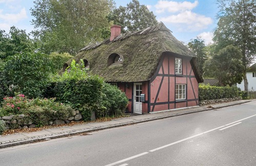 Faldsled Apartment | Haven in village by water and famed inn