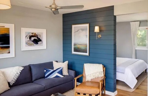 East Hampton North Hotel | Haven of Relaxation! Free Breakfast and Parking, Pool, Near Indian Wells Beach