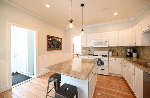 Grand Haven House | 🌞Haven Retreat🌞 - 4BR, 3BA - 1 Block to Waterfront, Shopping & Dining