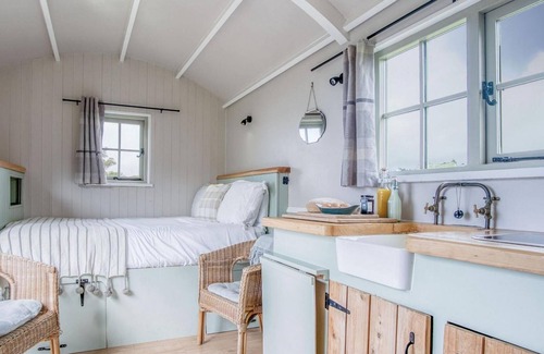 St Ishmaels Apartment | Haven View - 1 Bed Shepherds Hut - St Ishmael's