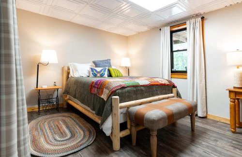 New Plymouth House | Havenbrook-Hocking Hills Luxury, 10 Acres, Hot Tub