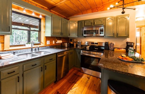New Plymouth Cabin | Havenbrook~Rustic luxury, 10acres, hot tub