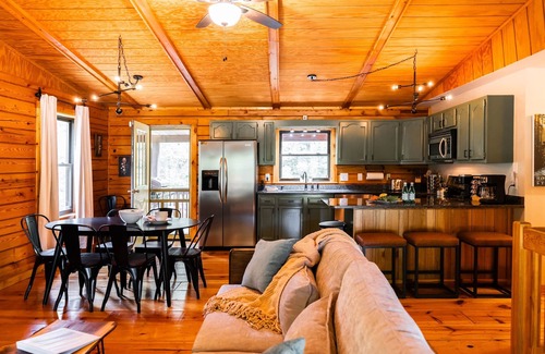 New Plymouth Cabin | Havenbrook~Rustic luxury, 10acres, hot tub
