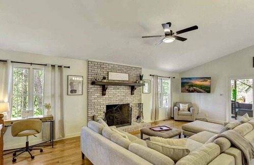 Martin House | Havenly Lake House w/ hot tub & private dock!