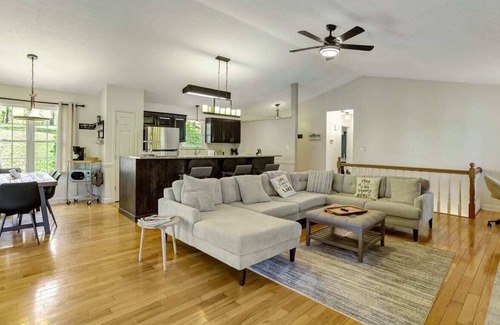 Martin House | Havenly Lake House w/ hot tub & private dock!