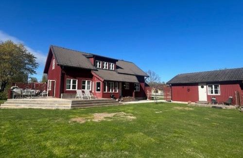 Umea Municipality Villa | Havsnära villa med vedeldad bastu, perfekt för familjer och företag