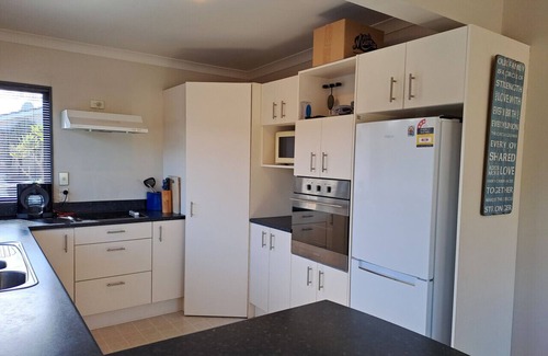 Two Mile Bay House | Hawai Holiday House - Large family Bach - WiFi