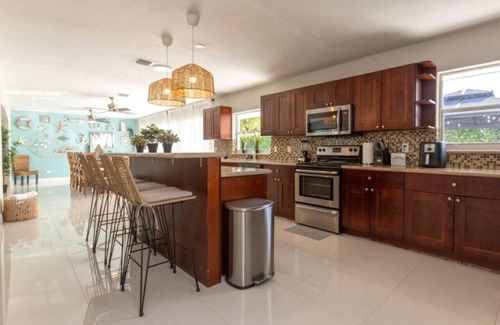 Ludlam House | Hawaii Paradise on Miami 4BR Big Pool